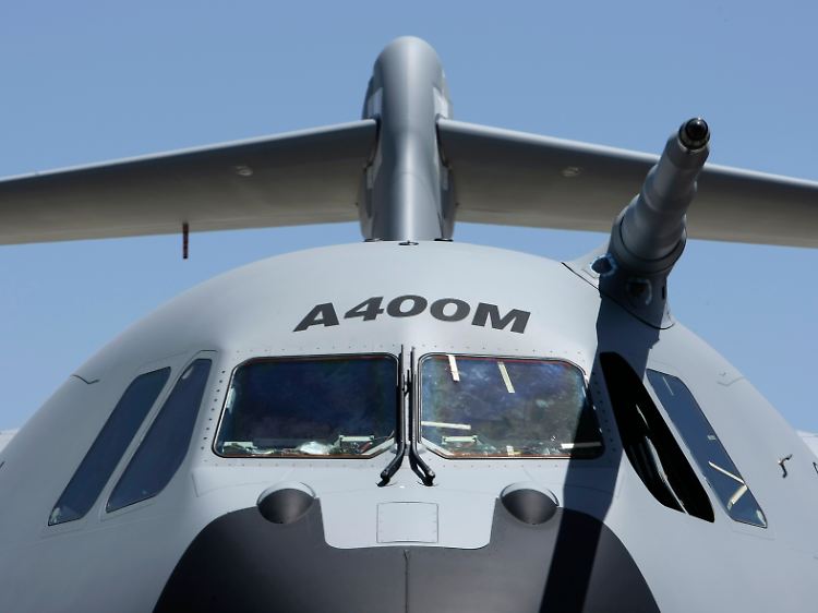 Blick auf die Stirn des A400M: Der Stutzen rechts soll einmal zur Luftbetankung dienen.