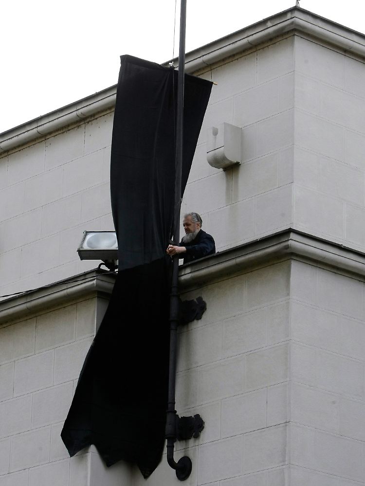 Schwarze Flagge auf Halbmast am Patriarchat.