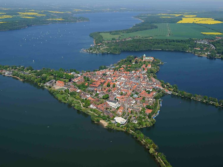 Der Ratzeburger Dom, im Sommer Schauplatz von Konzerten und Freilicht-Aufführungen, liegt im Norden der Ratzeburger Altstadtinsel.