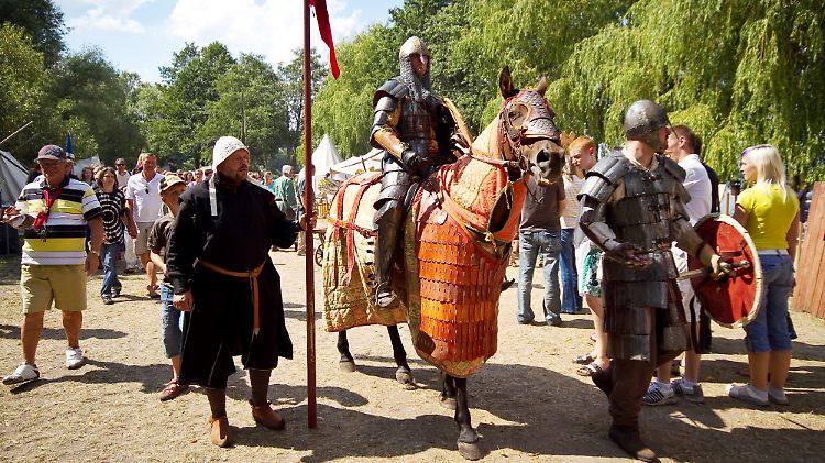 Lebendiges Mittelalter: Beim "Racesburg Wylag" treffen sich auf der Ratzeburger Schlosswiese Wikinger, Römer, Normannen und andere Völker zu Schaukämpfen, Knappen-Training und zum Exerzieren.