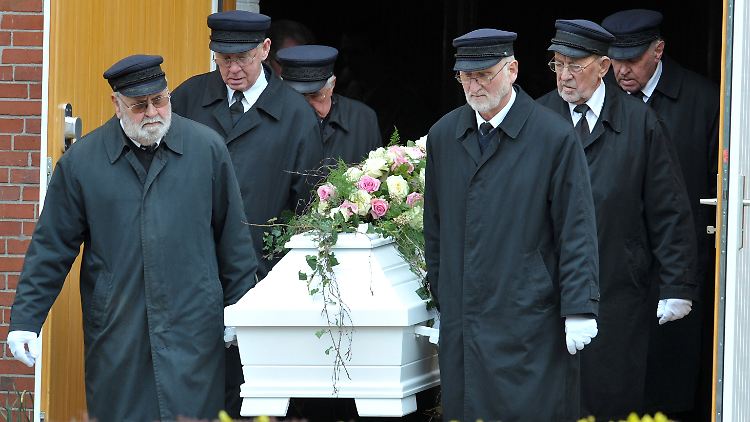Sargträger tragen den Sarg der ermordeten Lena auf dem Emdener Stadtfriedhof aus der Kapelle heraus.