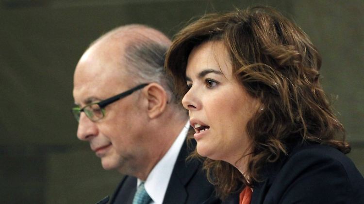 Soraya Saenz de Santamaría und Finanzminister Cristobal Montoro erläutern das Sparpaket.