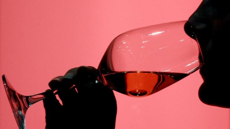 Ein Gläschen Rotwein am Abend kann der Gesundheit dienen. Das gilt allerdings nicht für Menschen mit Nierenleiden, Diabetiker und Schwangere. 