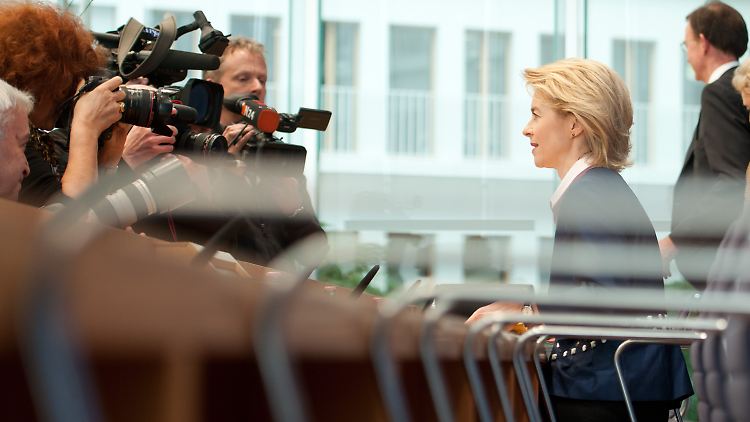 Ministerin von der Leyen stellt die Jahresbilanz zum Bildungspaket vor.