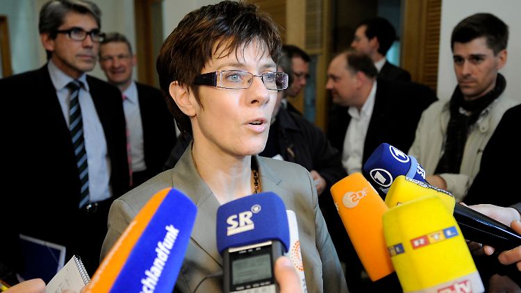 Die saarländische Mininsterpräsidentin Annegret Kramp-Karrenbauer gibt der Presse Rede und Antwort.