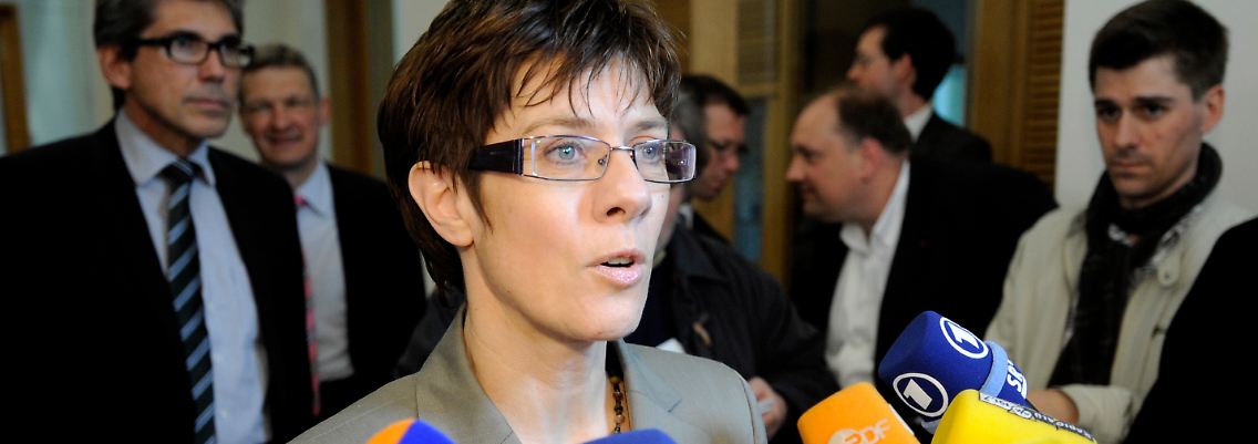 Die saarländische Mininsterpräsidentin Annegret Kramp-Karrenbauer gibt der Presse Rede und Antwort.