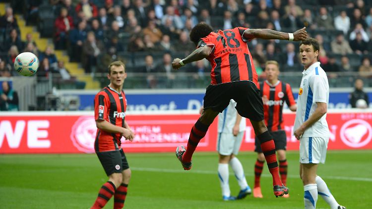 Frankfurts Mohamadou Idrissou (M.) erzielt per Kopfball das Tor zum 1:0