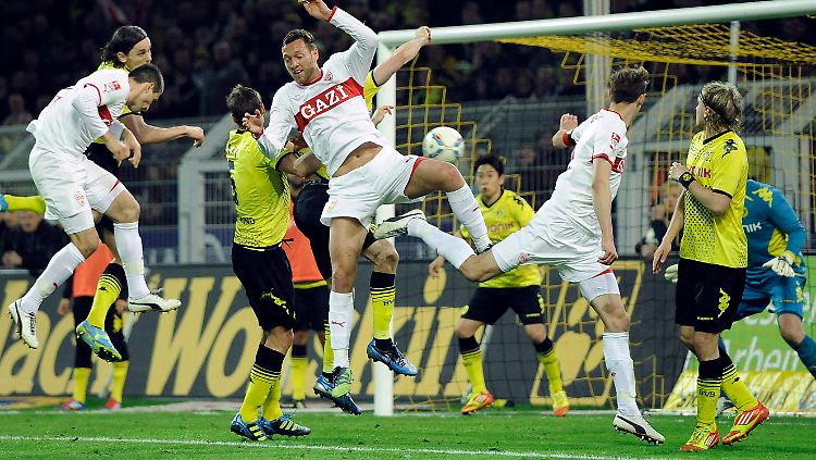 Der Ball fliegt durch den Dortmunder Strafraum.