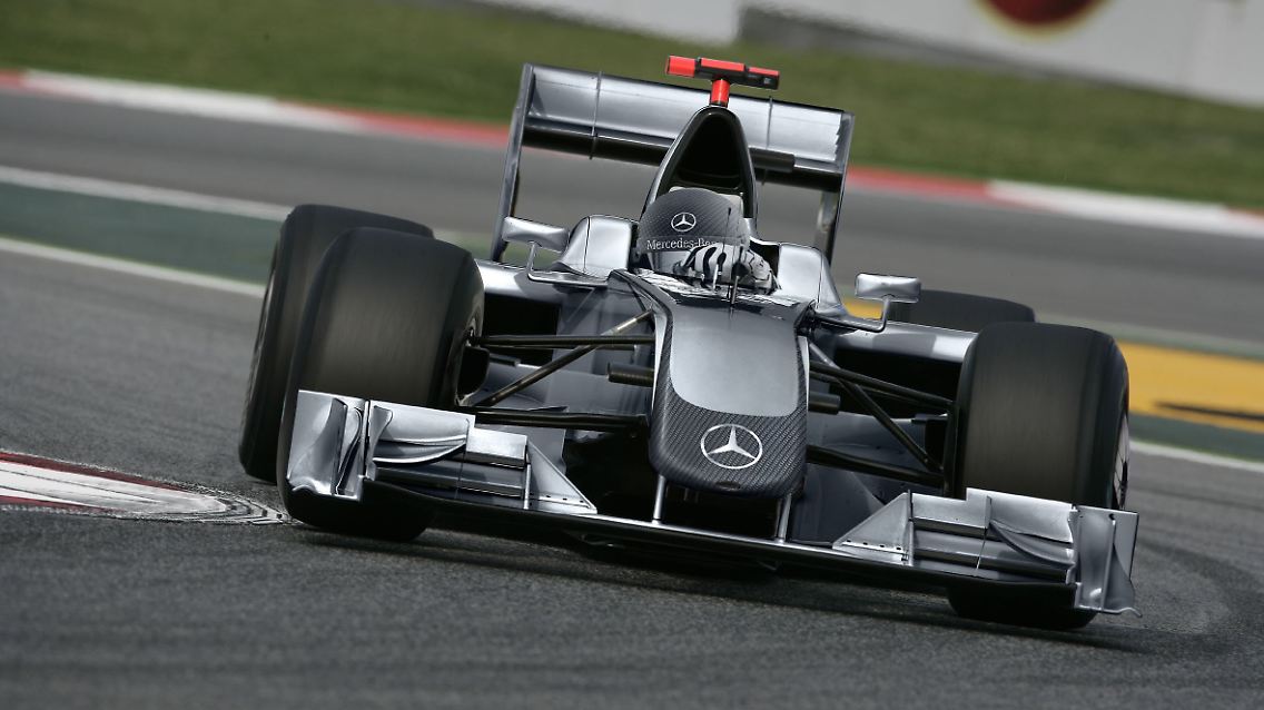 So könnte er aussehen: Eine Computersimulation zeigt einen silbernen Formel 1-Rennwagen.