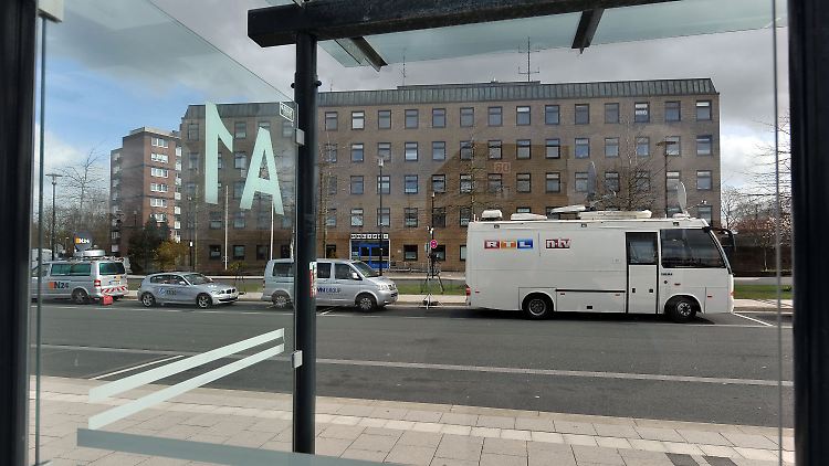 Übertragungswagen vor dem Polizeirevier in Emden.