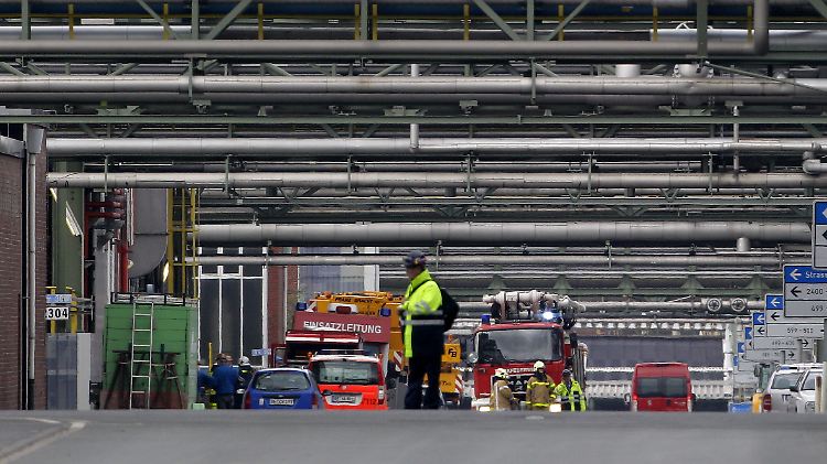 Feuerwehrleute im Chemiepark Marl an der Unfallstelle, an der ein Kessel explodiert ist.