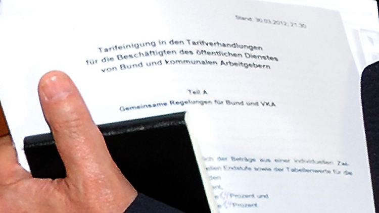 Verdi-Chef Bsirske trägt die Tarifeinigung in den Händen.