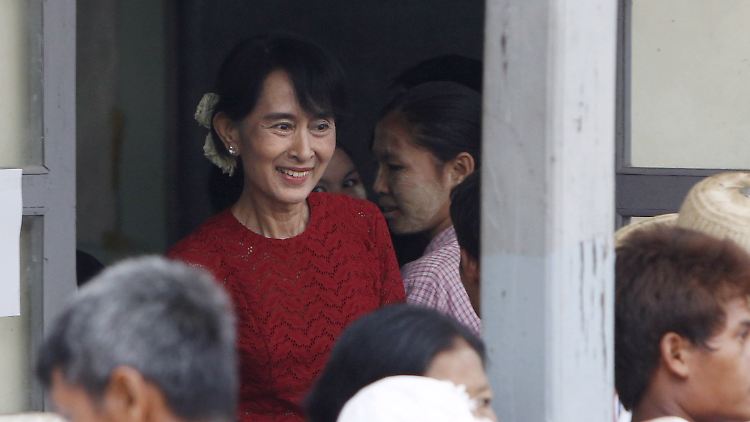 Suu Kyi kommt zur Stimmabgabe.