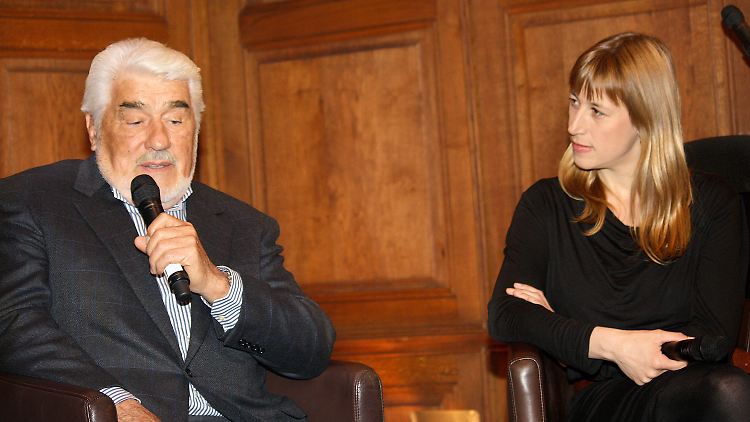 Der Schauspieler Mario Adorf und die Schauspielerin Helene Grass bei einer Lesung im Schloss Waldeck.