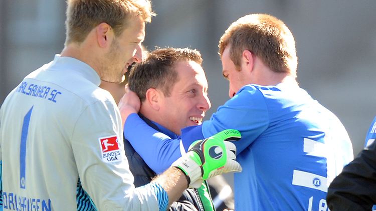 Markus Kauczinski (M) steht nach Spielende mit dem Siegtorschützen zum 2:0, Klemen Lavric (rechts) und Torwart Dirk Orlishausen zusammen.
