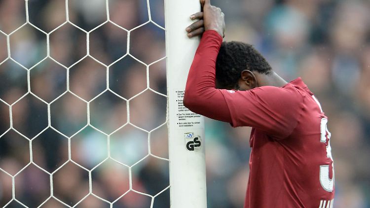 Hannovers Mame Diouf lehnt nach einem verschossenen Ball am Gladbacher Torpfosten.