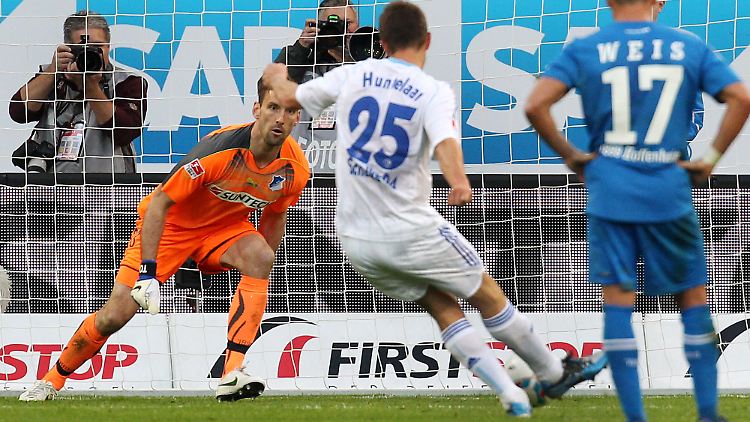 Huntelaar verlädt Starke beim Elfer.