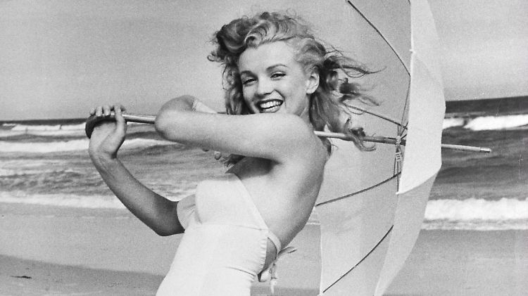Auch diese Foto von Andre de Dienes von 1955 wurde bei Julien's zu Geld gemacht. Da war die Monroe schon 29.