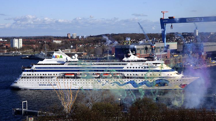 Mit einem Tagfeuerwerk wurde in Kiel das Kreuzfahrtschiff "AIDAcara" verabschiedet. Mit dem Auslaufen zur Nordeuropa-Tour startet Aida die Kreuzfahrtsaison 2012.