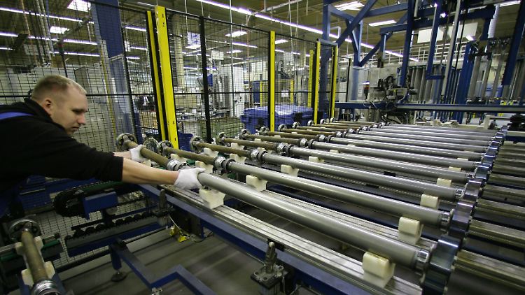 Rohlinge für zukünftige Kfz-Antriebswellen werden bei IFA in Haldensleben mittels Förderband transportiert.