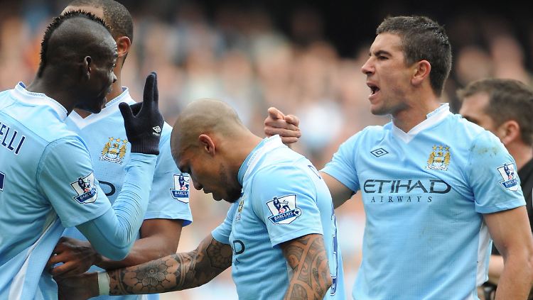 Na, wer schießt denn nun? Mario Balotelli, links, streitet ,it seinem Teamkollegen Aleksandar Kolarov.