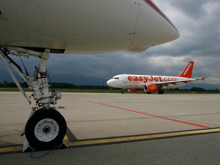 Ohne Sprit kein Schub: Easyjet-Maschine auf dem Rollfeld des Genfer Flughafens Cointrin.