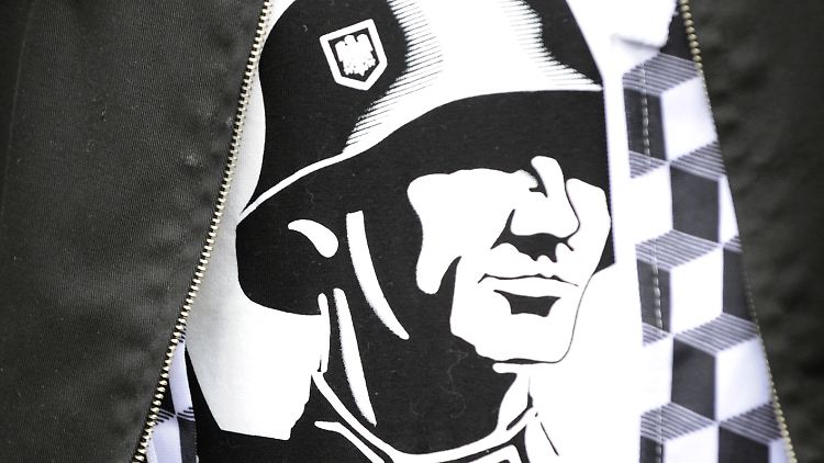 Ein Neonazi trägt während eines Neonazi-Aufmarsches in Wunsiedel im Fichtelgebirge ein T-Shirt mit einem Soldatenporträt.