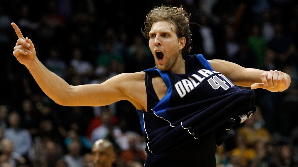 Der Jubel nach dem entscheidenden Wurf: Dirk Nowitzki in Milwaukee.