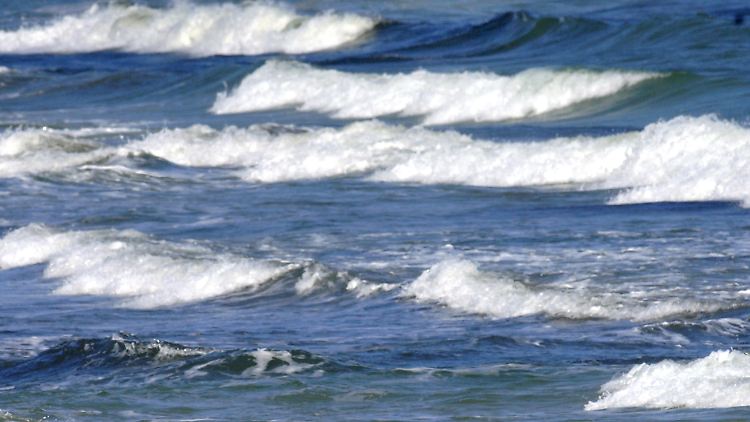 Stark vereinfachte Darstellung: Auf einem gekräuselten Stückchen Band bilden sich Wellen wie auf dem Meer.