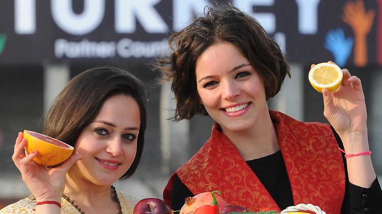 Auch Lebensmittel werden aus der Türkei importiert. Hier zwei türkische Hostessen bei der Fruit Logistoca in Berlin. Die Türkei war 2012 das Partnerland der Leitmesse.