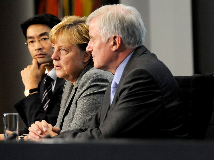 Als Rösler, Merkel und Seehofer im November die Ergebnisse ihres Gipfels vorstellten, standen Steuersenkungen im Vordergrund.