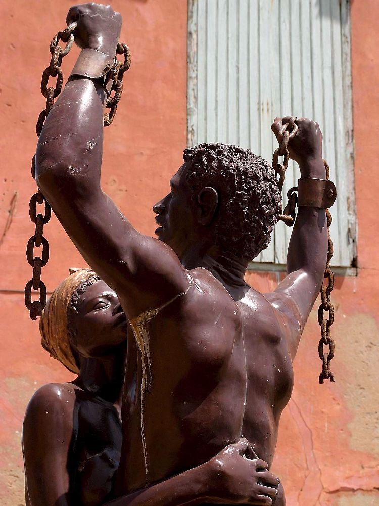 Eine Statue auf Goree erinnert an die Abschaffung der Sklaverei.