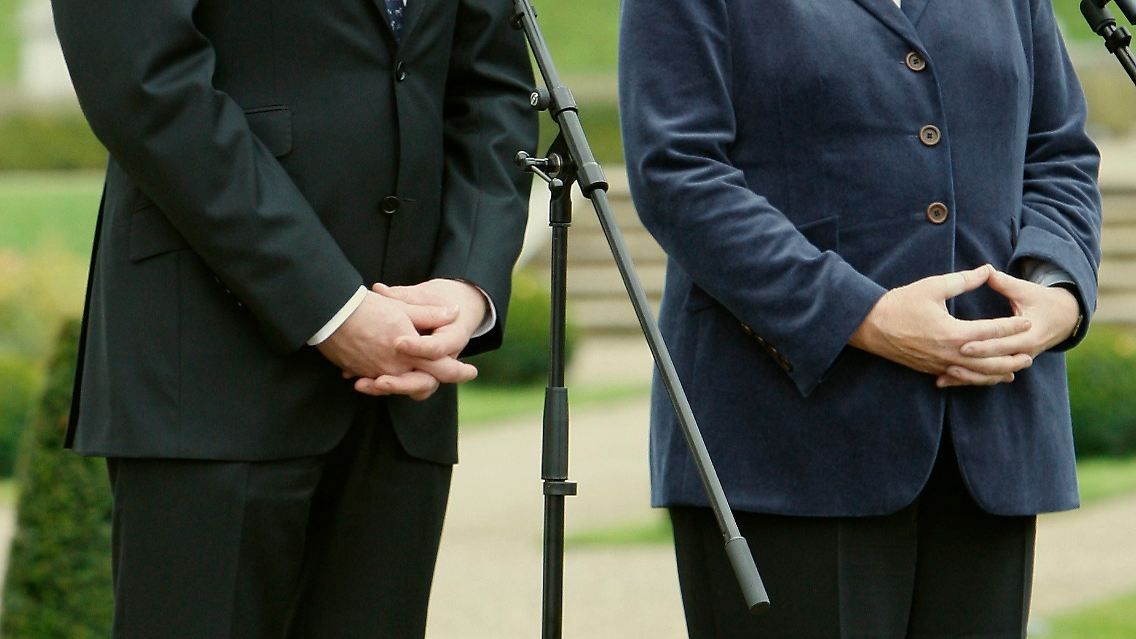 FDP-Chef Westerwelle und Kanzlerin Merkel zeigen sich bislang unbeeindruckt von Schuldenberg und Haushaltsdefizit.