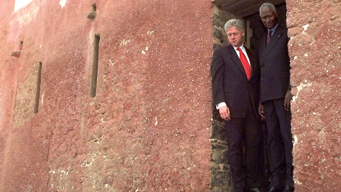 US-Präsident Clinton 1998 bei seinem Besuch des Skavenforts. (in der "Door of No Return" mit Senegals Präsident Diouf)
