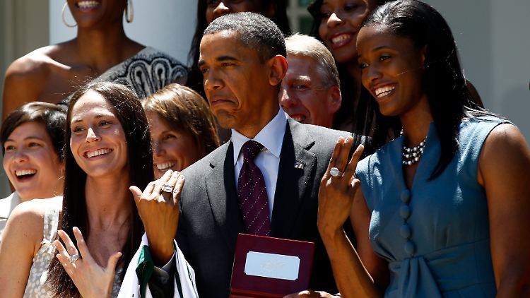 Hat ein Schlag bei Frauen: Obama beim Empfang der Siegerinnen der US-amerikanischen Frauen-Basketball-Liga 2011.