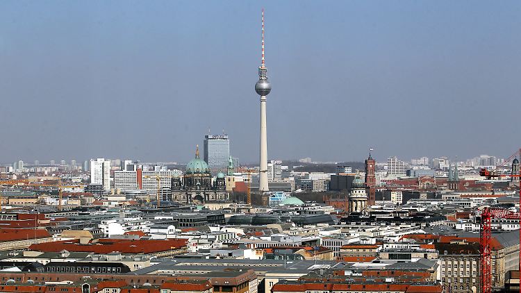 Der Fernsehturm ist das weithin sichtbare Wahrzeichen Berlins.