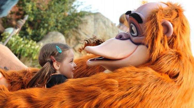 Zeichentrick-Figuren zum Anfassen: Im Disneyland gehen Besucher seit 20 Jahren mit den kuscheligen Stars auf Tuchfühlung.