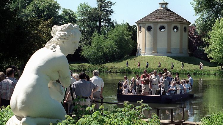 Romantisch: Besucher lassen sich vom Schlossgarten und der 1790 erbauten Synagoge per Fähre zum Südufer mit der Quellnymphenplastik übersetzen. 