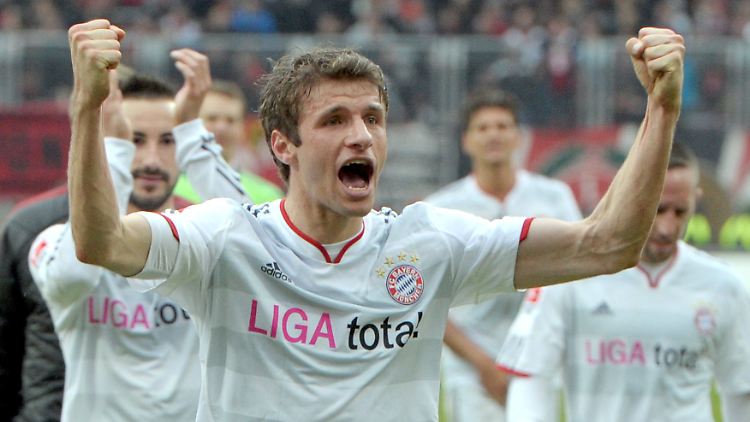 "Ich hab' bei der Rezeption angerufen und hab' nach drei Wasser still, drei Wasser medium und zwei Bananen gefragt. Auf meine Kosten": Thomas Müller.