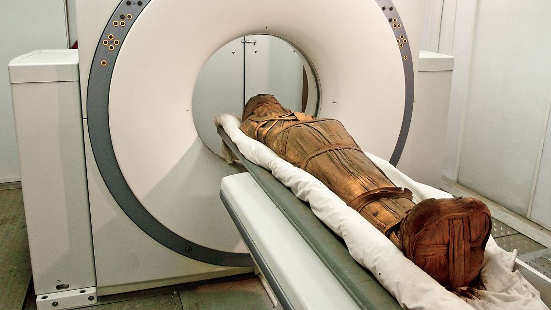 Eine ägyptische Mumie aus der Zeit 1070-712 v. Chr wird in einen Computertomographen geschoben.