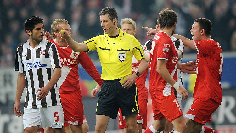 Und tschüss: Schiedsrichter Wolfgang Stark stellt St. Paulis Carlos Zambrano vom Platz. 