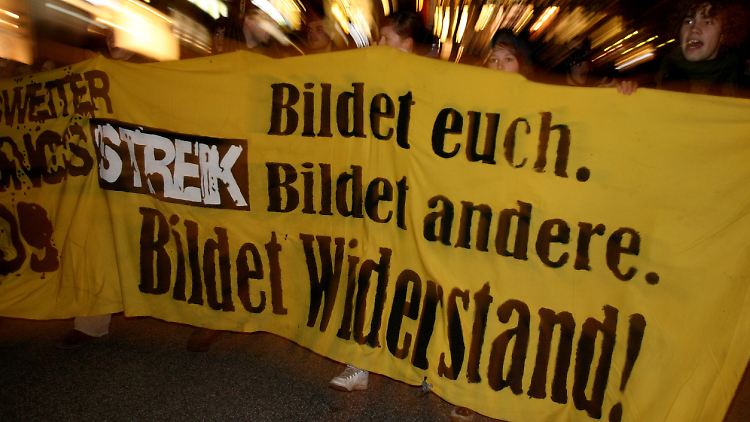 In Hamburg protestierten etwa 1000 Menschen für eine bessere Bildung.