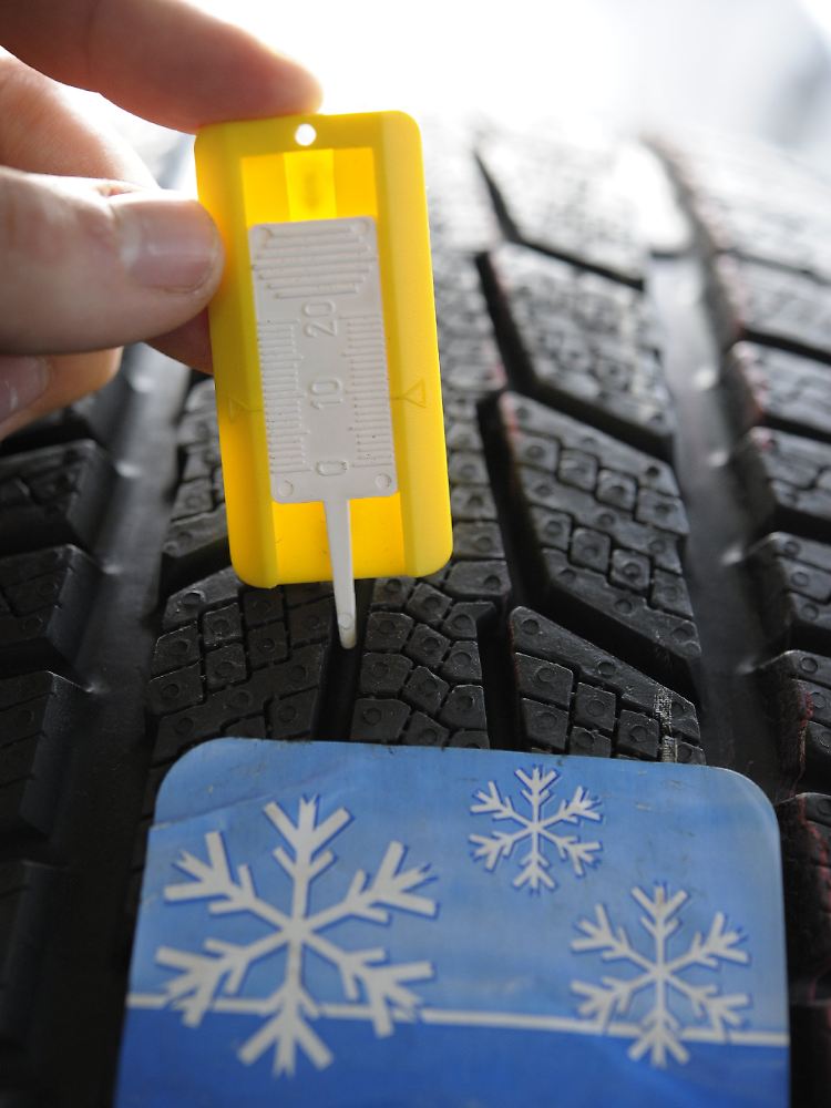 Profils eines Winterreifens: Der Gesetzgeber schreibt eine Mindestprofiltiefe von 1,6mm vor, mindestens 4mm werden jedoch empfohlen.