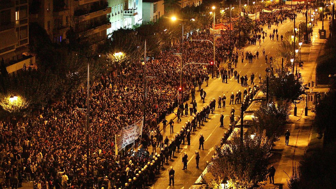 Rund 12.000 Menschen zogen am Abend friedlich durch Athen.