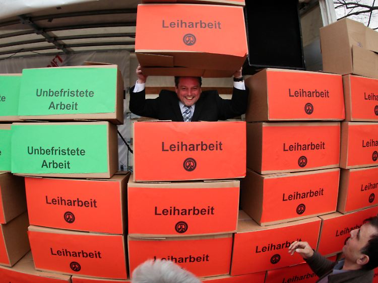 Die Gewerkschaft IG Metall will durchsetzen, dass Leiharbeiter genauso viel verdienen wie Festangestellte.