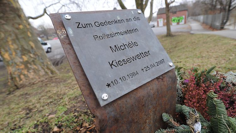 Eine Gedenktafel erinnert in Heilbronn an die 2007 von Neonazis ermordete Polizistin Kiesewetter.