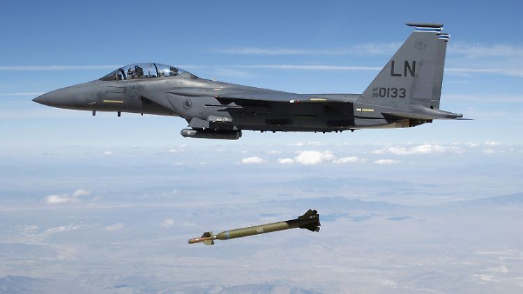 Ein Kampfjet der US Air Force vom Typ F-15E "Strike Eagle" wirft bei einer Übung eine Bombe ab.