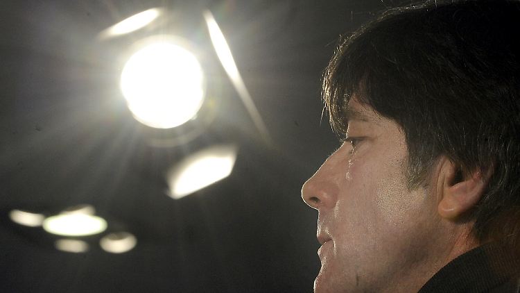 Bundestrainer Joachim Löw muss seine Mannschaft nun wieder in den Fußballalltag zurückführen.