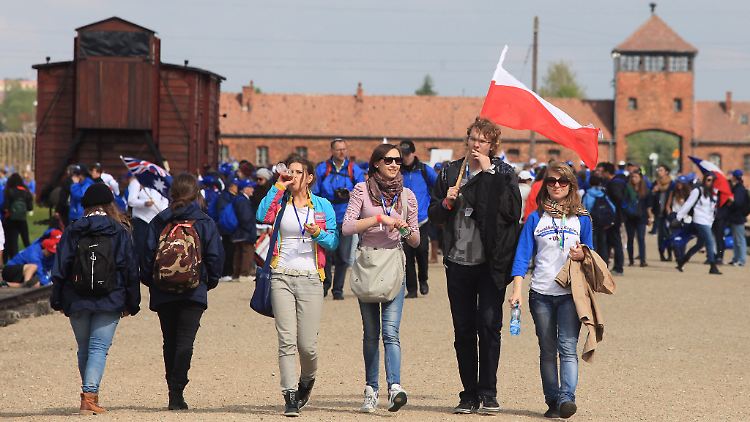 Schülergruppen besuchen Auschwitz.