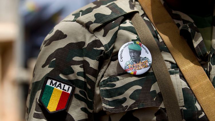 Ein Soldat der neuen Militärjunta. An seiner Uniform trägt er ein Abzeichen mit Putschistenanführer Amadou Sanogo.